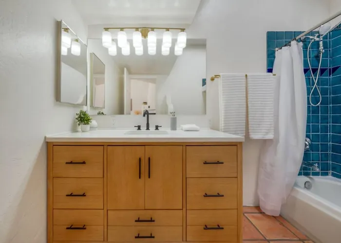 House & Casita, Large Group Or Family, Sleeps 6+ Tucson